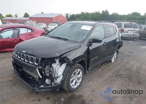 2024 Jeep Compass Latitude 4X4 z USA, uszkodzony, nr VIN 3C4NJDBN6RT111820